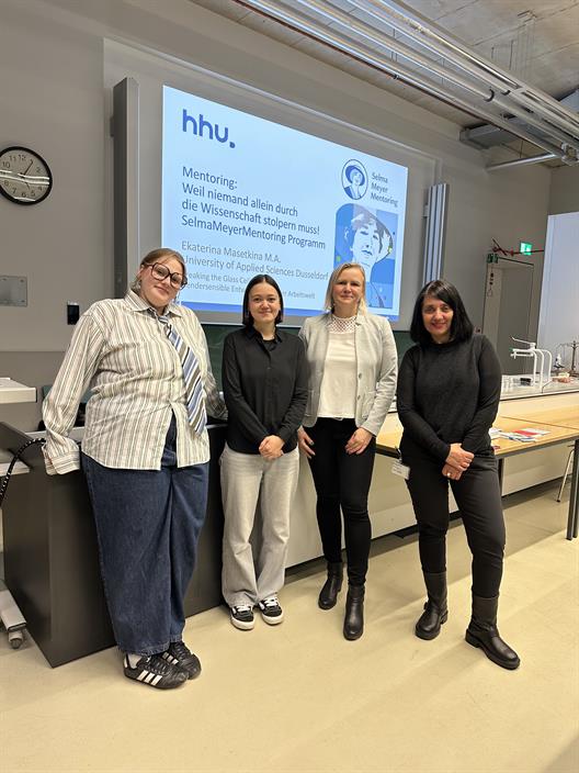 Gruppenfoto mit Christina Karababa